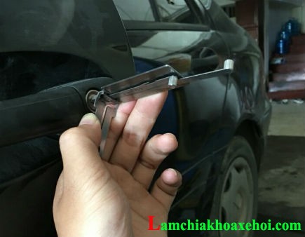 cách mở cửa xe ô tô