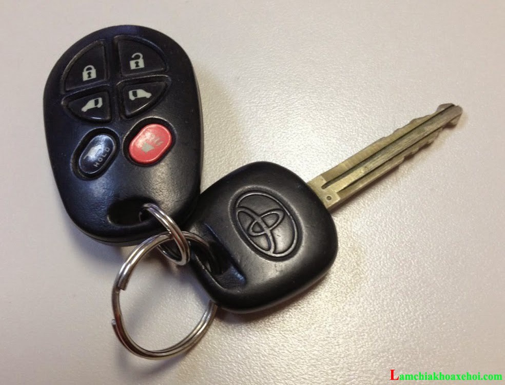 Làm chìa khóa thông minh xe Toyota Sienna