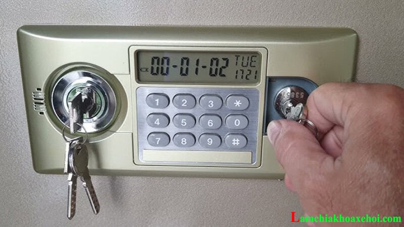 cách mở két sắt điện tử khi hét pin bằng chìa khóa phụ