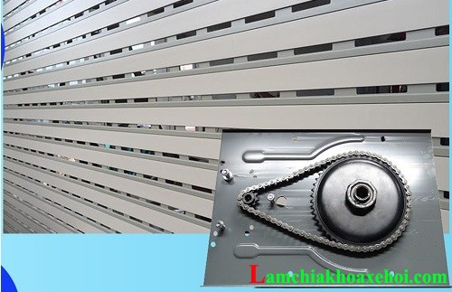 cửa cuốn kêu to do xích truyền lực