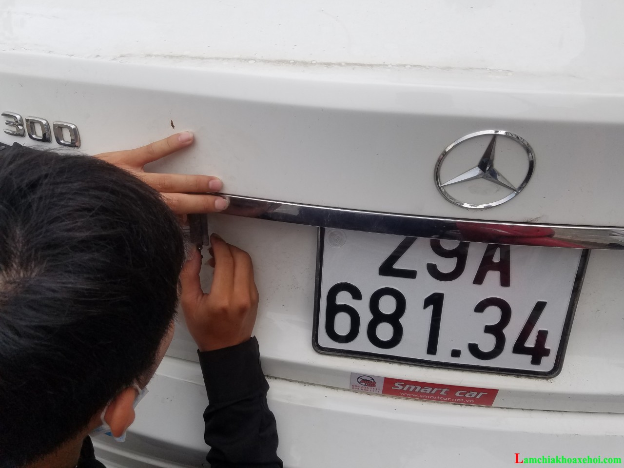 mở cốp xe thông minh Mercedes