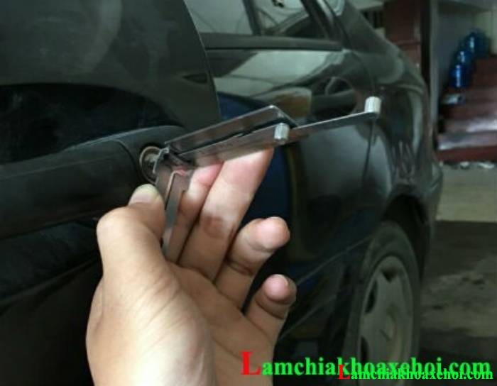 cách sử dụg cây mở khóa xe mercedes C200